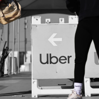 Логотип Uber на фоні судового позову
