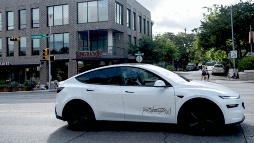 Роботаксі Tesla на вулицях Остіна