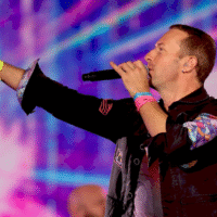 Енді Байрон на концерті Coldplay