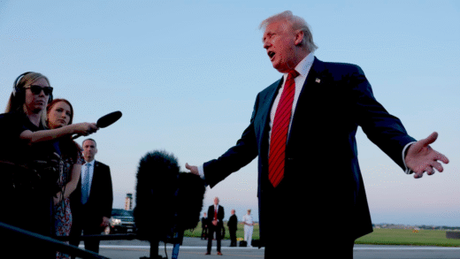 Трамп на прес-конференції про мікросхеми