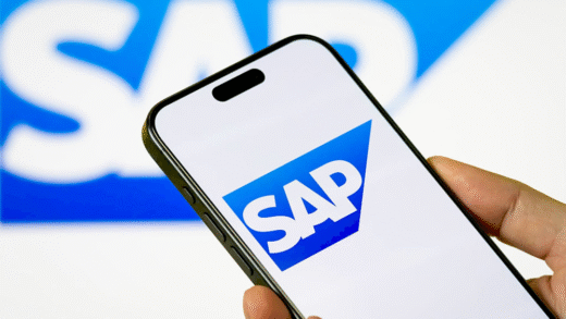 Зображення логотипу SAP з фоном технологій хмари