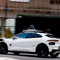 Безпілотне таксі Waymo в аеропорту Сан-Хосе