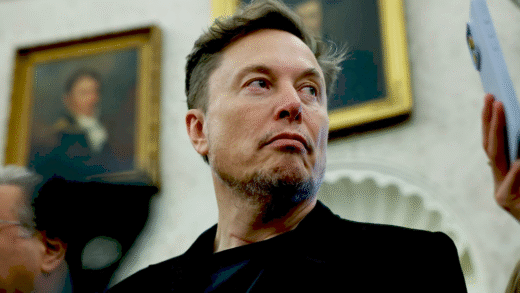 Роботаксі Tesla на фоні міста