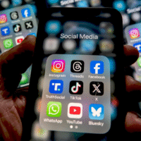 Логотипи TikTok і Meta на фоні Європейського Союзу