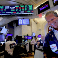 Акції Apple та Broadcom на фоні графіків