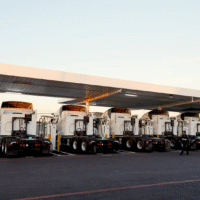 Автономні електричні вантажівки Einride