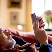 Старий смартфон, що затримується з оновленням