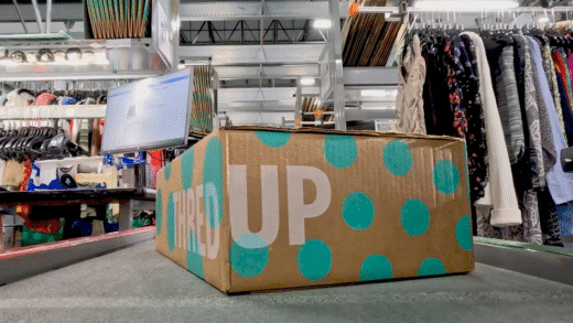 Склад ThredUp з вживаним одягом
