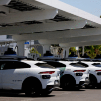 Роботаксі Waymo на тестових поїздках