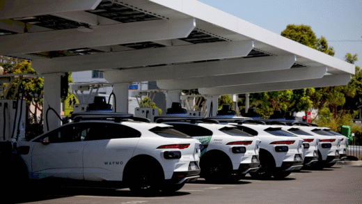 Роботаксі Waymo на тестових поїздках