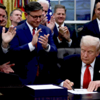 Трамп підписує законопроект про закриття уряду