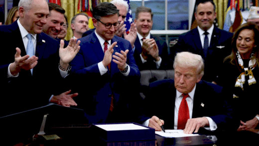 Трамп підписує законопроект про закриття уряду