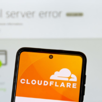 Логотип Cloudflare на екрані смартфона