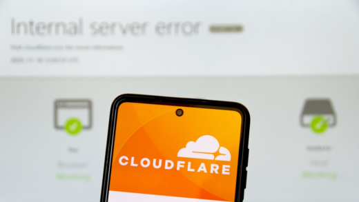 Логотип Cloudflare на екрані смартфона
