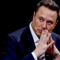 Ілон Маск на фоні Tesla