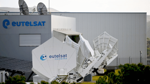 Супутник Eutelsat в космосі