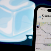 Додаток ICEBlock на смартфоні