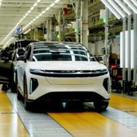 Lucid Gravity SUV на фоні заводу