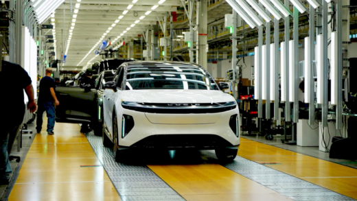 Lucid Gravity SUV на фоні заводу