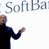 Масайоші Сон на фоні логотипу SoftBank