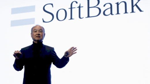 Масайоші Сон на фоні логотипу SoftBank