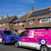 Електромобілі Octopus Energy перед сучасним будинком