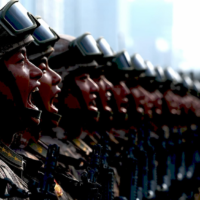 Зображення сенатора Уорнера, який говорить про загрозу BGI