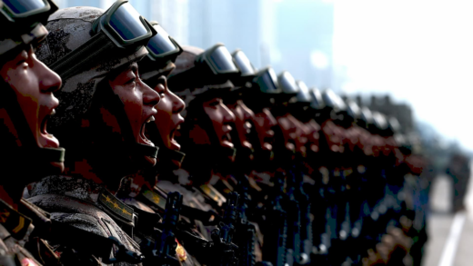 Зображення сенатора Уорнера, який говорить про загрозу BGI