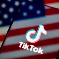 Логотип TikTok та Oracle на фоні американського прапора