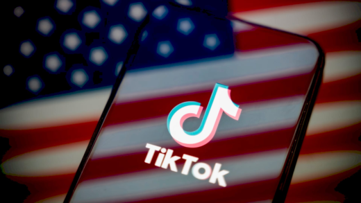 Логотип TikTok та Oracle на фоні американського прапора