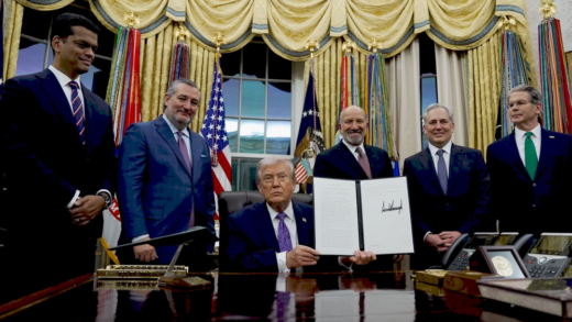 Президент Трамп підписує указ про регулювання штучного інтелекту