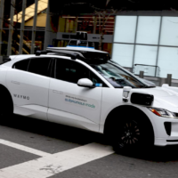 Роботаксі Waymo на вулицях міста